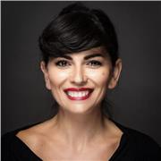 Certo! Ecco una frase accattivante che mette in risalto entrambe le tue anime professionali:
Educatrice esperienziale e coach